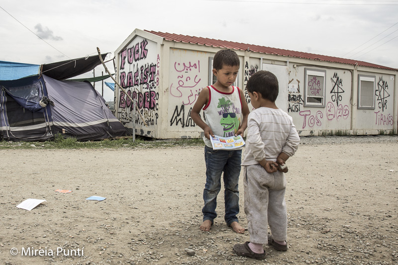 Niños y caseta en el campo de refugiados de Idomeni