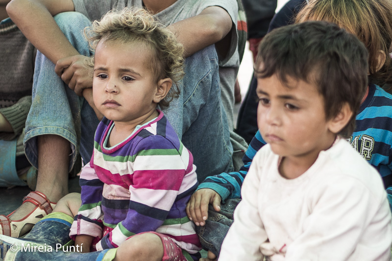 Niños refugiados tristes