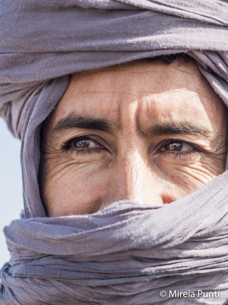 Retrato primer plano de hombre bereber con turbante