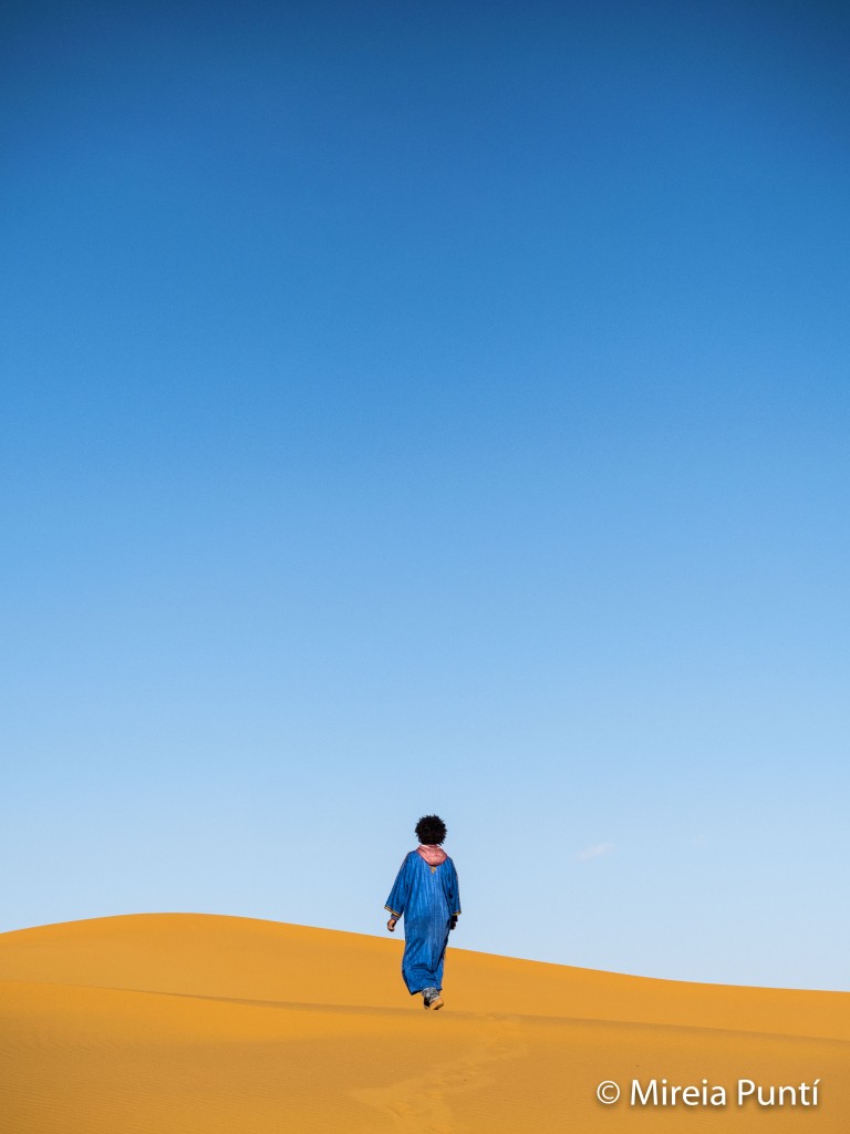 Hombre bereber caminando por el desierto