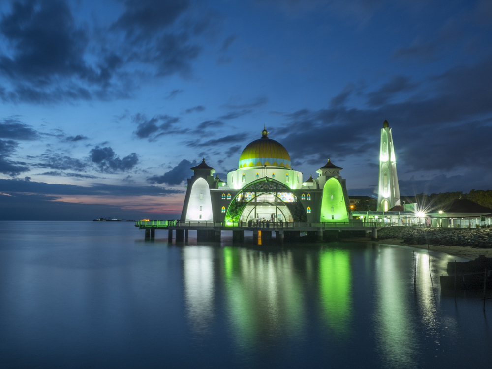 Mezquita flotante de Melaka con las luces encendidas durante la hora azul