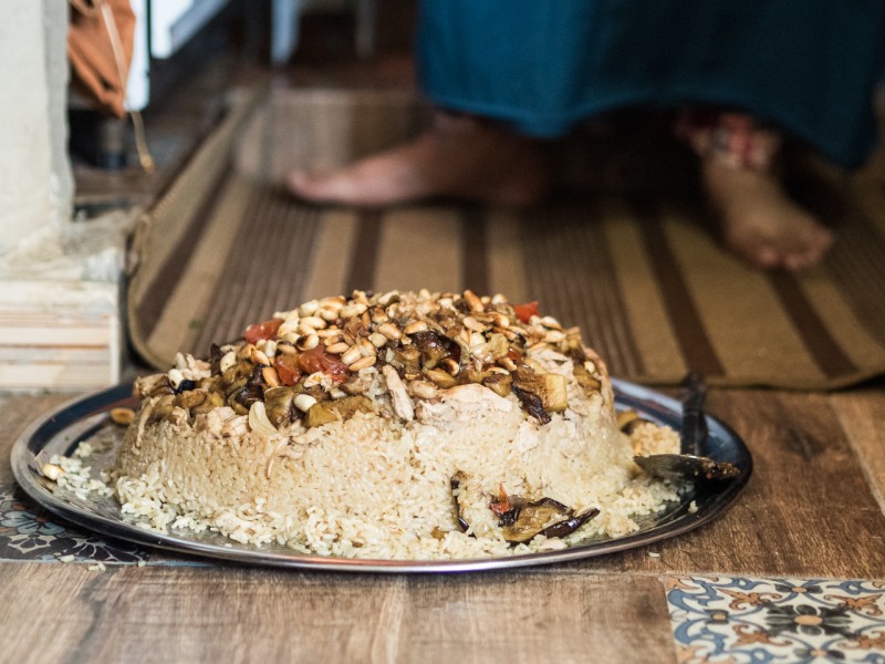 16- Arroz típico árabe, con frutos secos, preparado para comer en el suelo.