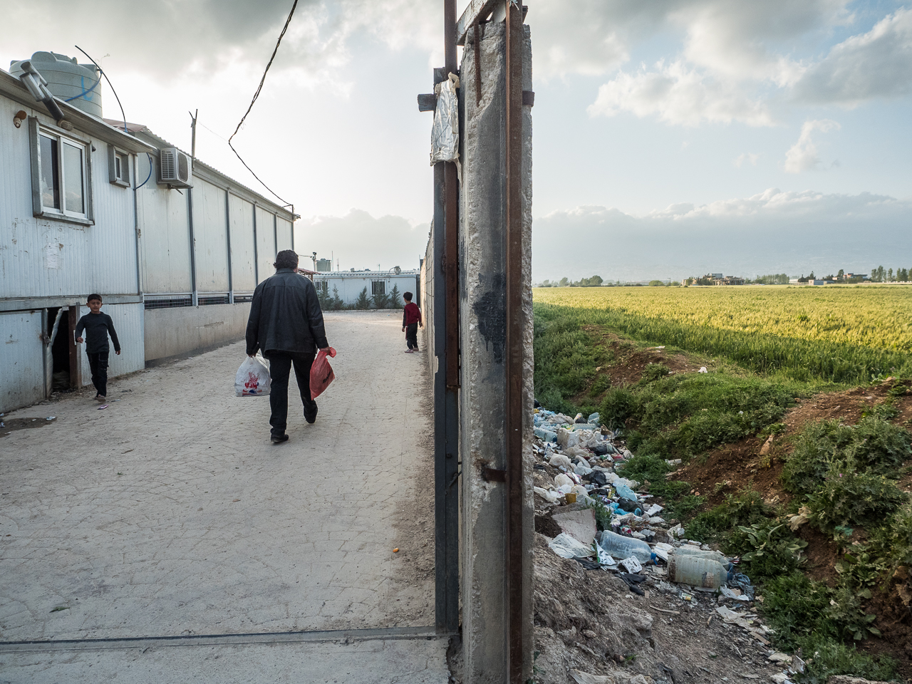23- Un muro delimita el campo de refugiados del exterior.