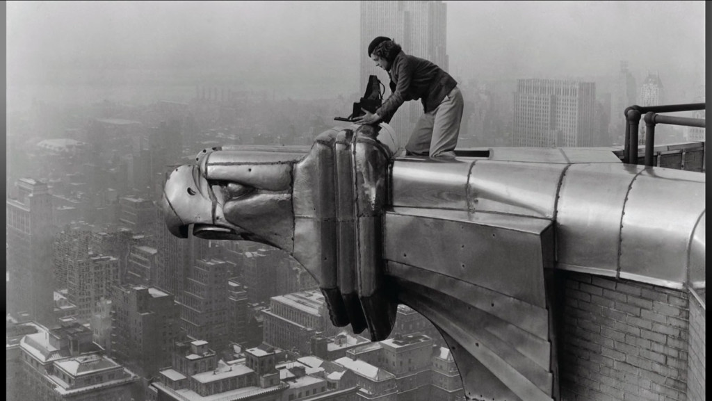Margaret Bourke-White trepó fuera de su estudio en el piso 61 del Chrysler Building para encaramarse en un águila de acero a 800 pies sobre el nivel del suelo y obtener una panorámica de Nueva York.
