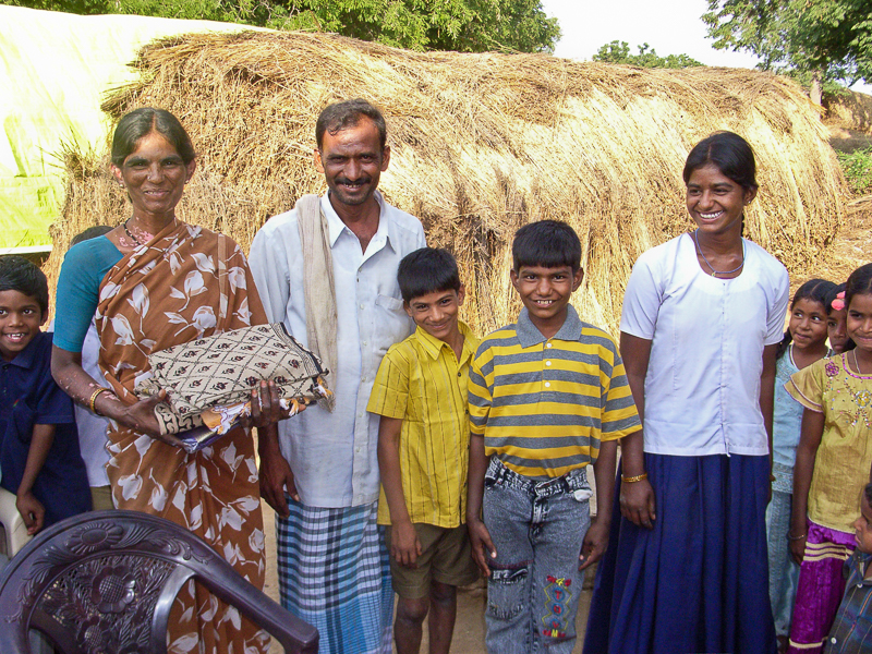 Mustaph, el niño del polo a rayas, con su familia.